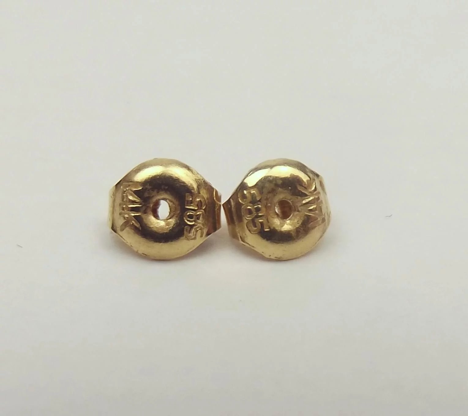 Pair Of 14ct Yellow Gold Carved Seashell Earrings - Image 2