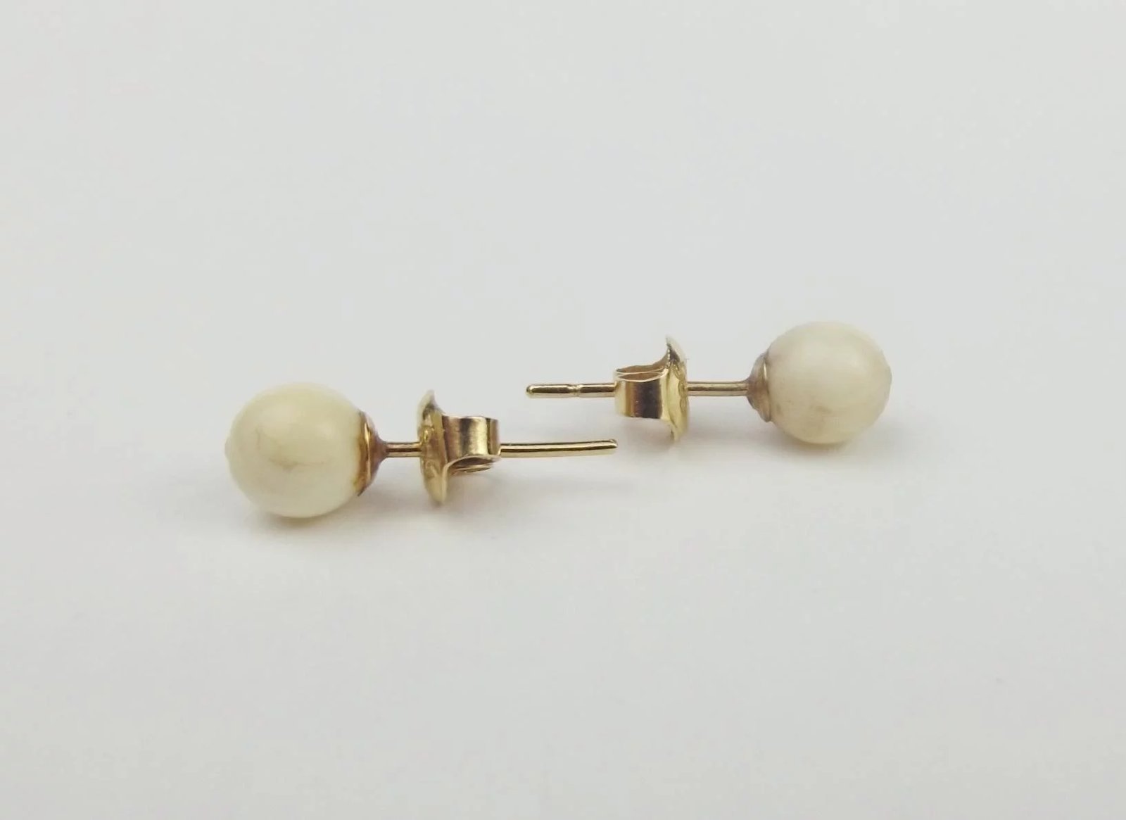Pair Of 14ct Yellow Gold Carved Seashell Earrings - Image 4