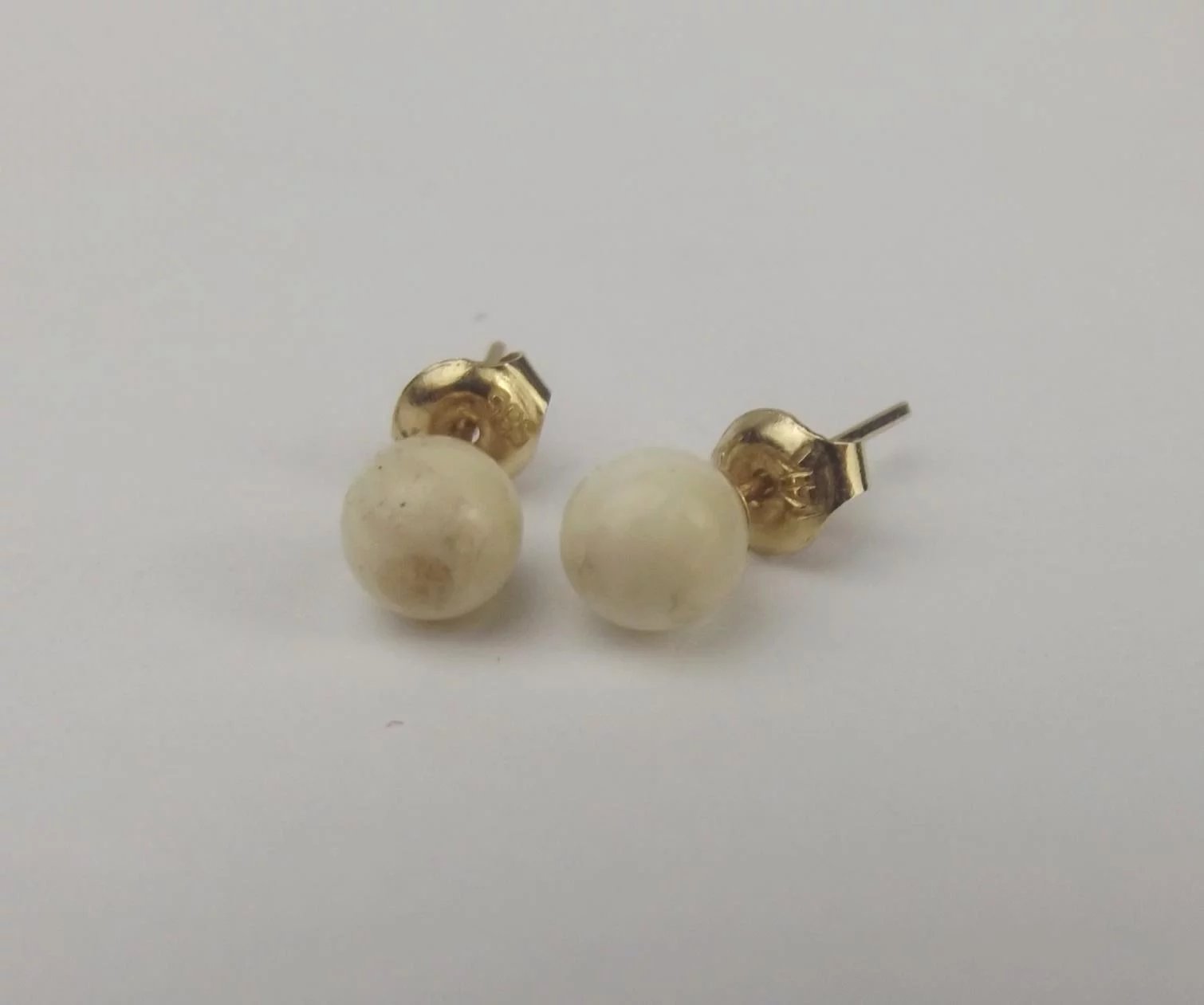 Pair Of 14ct Yellow Gold Carved Seashell Earrings - Image 6