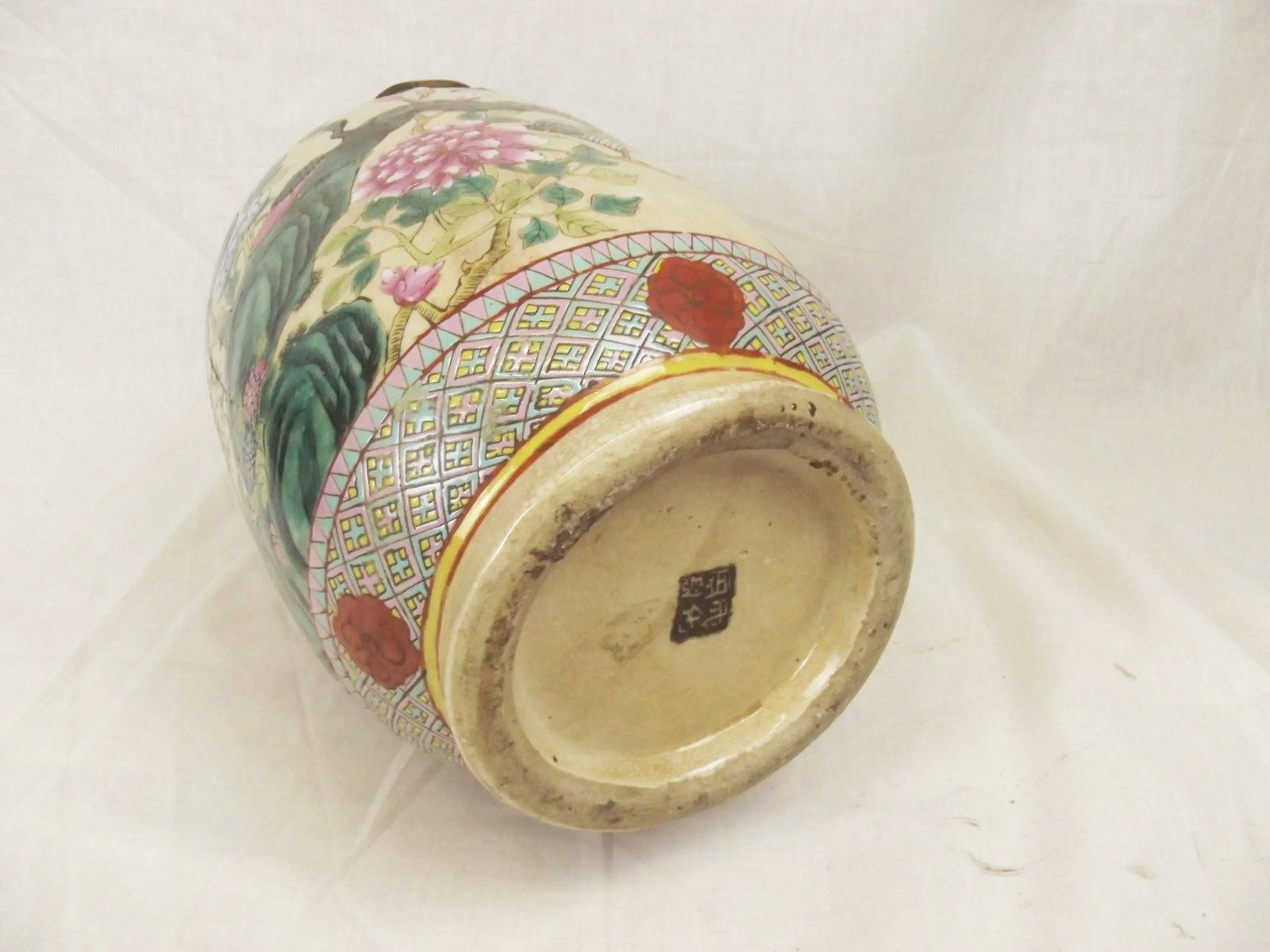Qing 19th Century Chinese Porcelain Crackle Glaze Vase With Ring Turned Handles In The Famille Rose Palette - Image 10