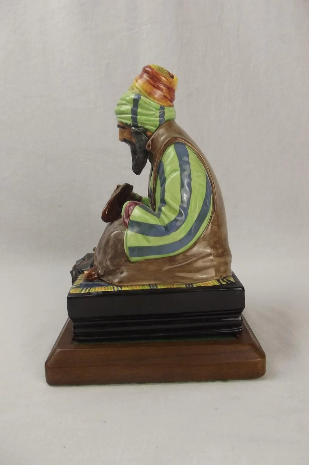 Royal Doulton Ceramic Figure – Cobbler HN1706 - Image 3