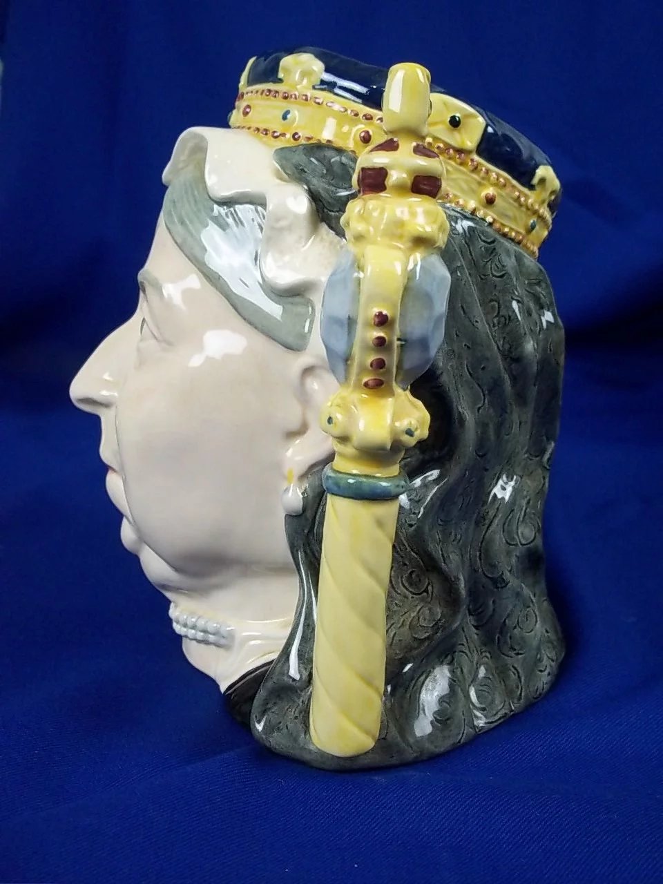 Royal Doulton Character Jug "Queen Victoria" D6788 Specialist Guild Colourway - Image 3