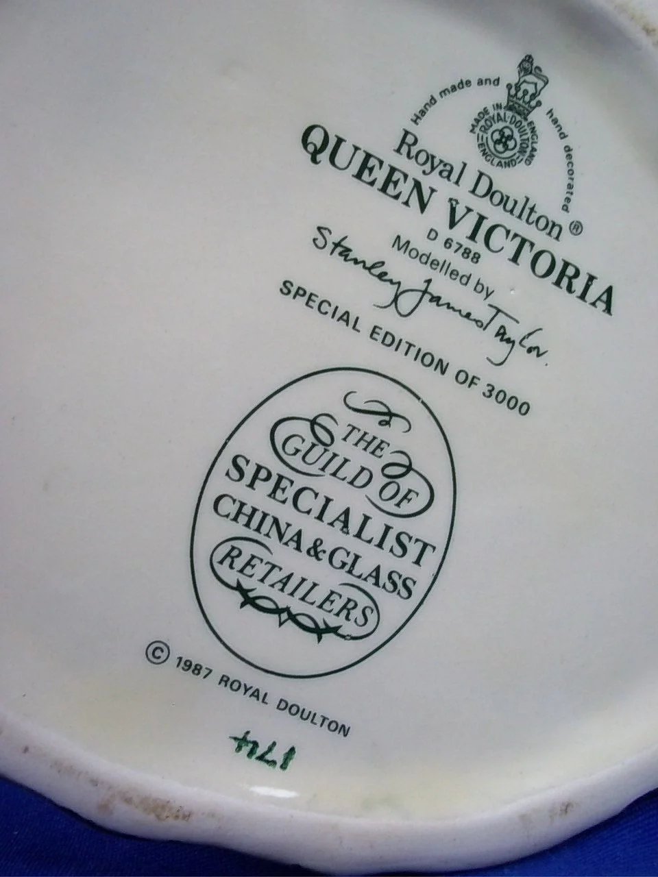 Royal Doulton Character Jug "Queen Victoria" D6788 Specialist Guild Colourway - Image 6