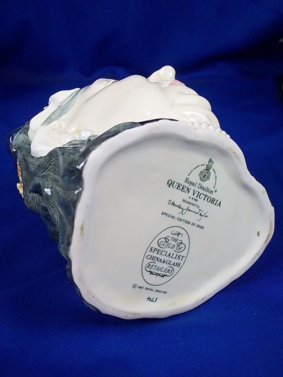 Royal Doulton Character Jug "Queen Victoria" D6788 Specialist Guild Colourway - Image 7