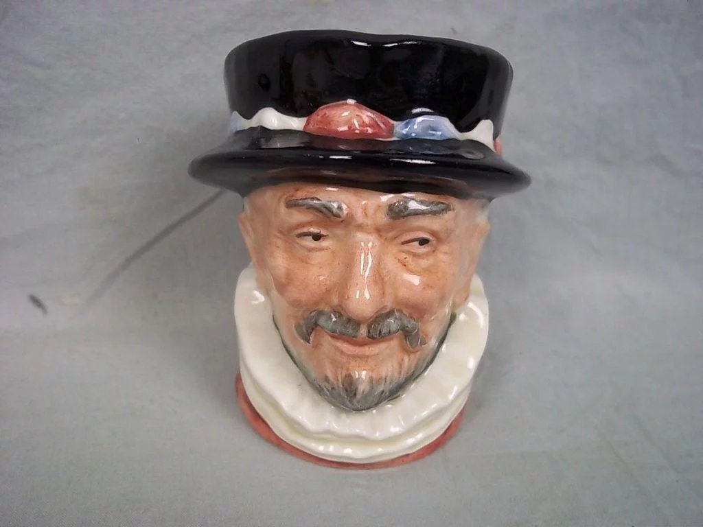 Royal Doulton Toby Jug:- D6233 Beefeater (Variation 4) - Image 2