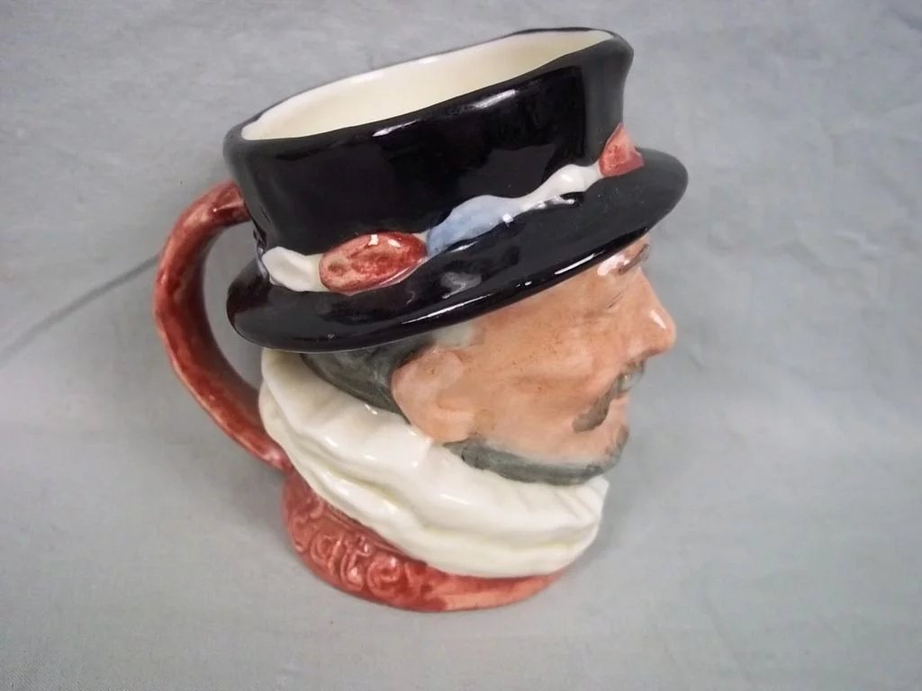 Royal Doulton Toby Jug:- D6233 Beefeater (Variation 4) - Image 3