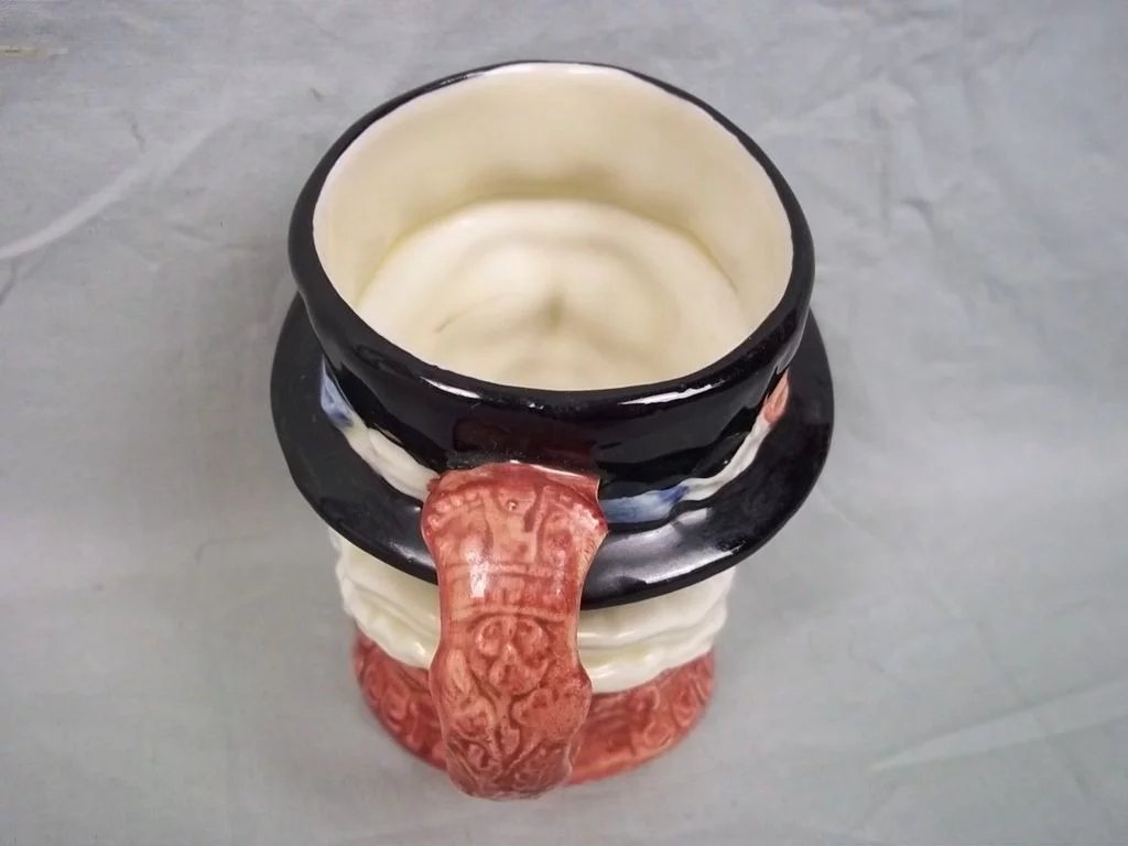 Royal Doulton Toby Jug:- D6233 Beefeater (Variation 4) - Image 4