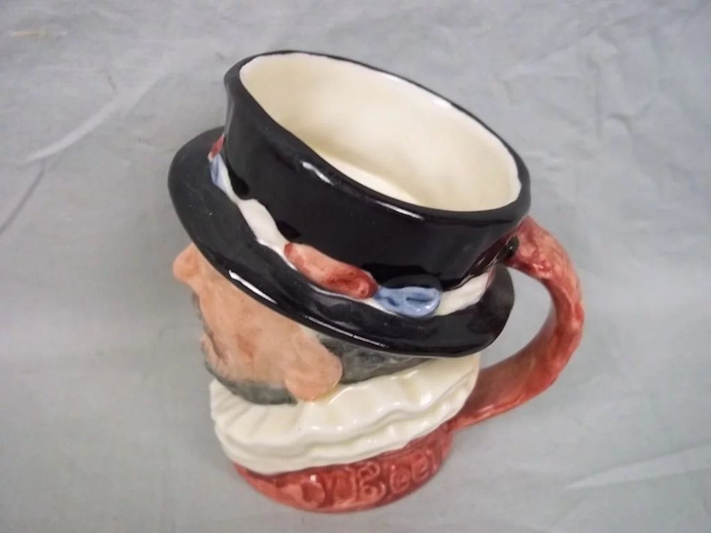 Royal Doulton Toby Jug:- D6233 Beefeater (Variation 4) - Image 5