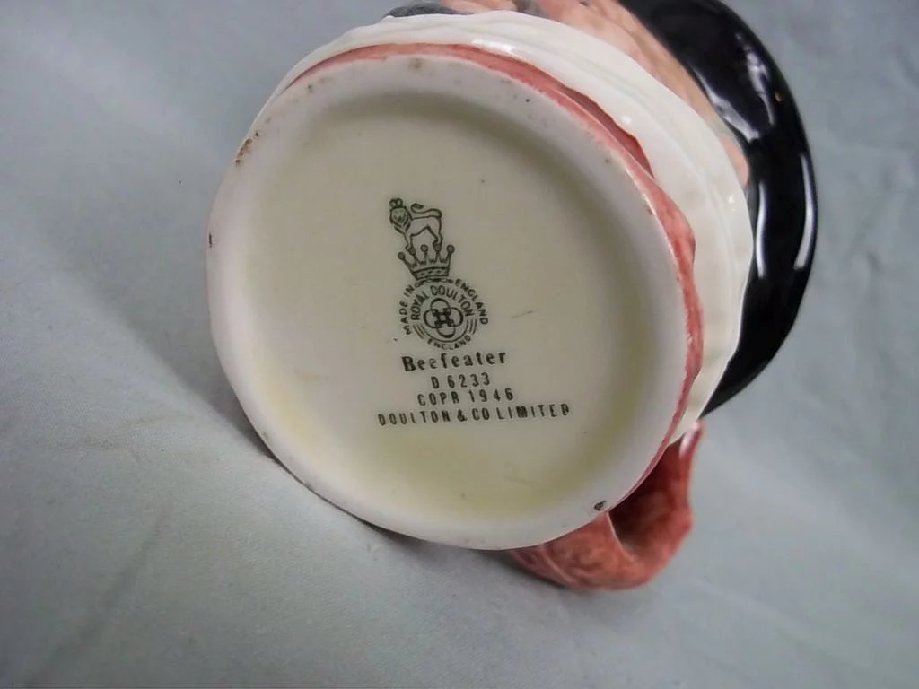 Royal Doulton Toby Jug:- D6233 Beefeater (Variation 4) - Image 7