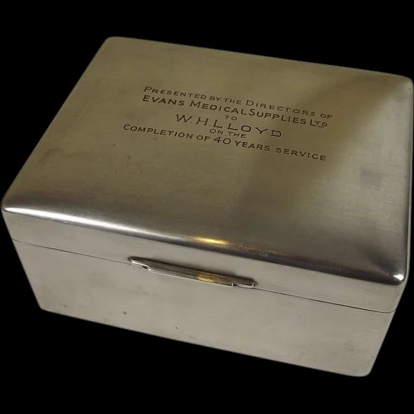 Silver Cigarette Box By Walker & Hall - Sheffield 1951, 420 g
