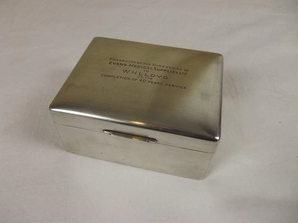 Silver Cigarette Box By Walker & Hall - Sheffield 1951, 420 g - Image 2
