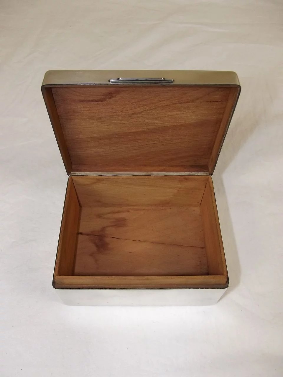 Silver Cigarette Box By Walker & Hall - Sheffield 1951, 420 g - Image 5