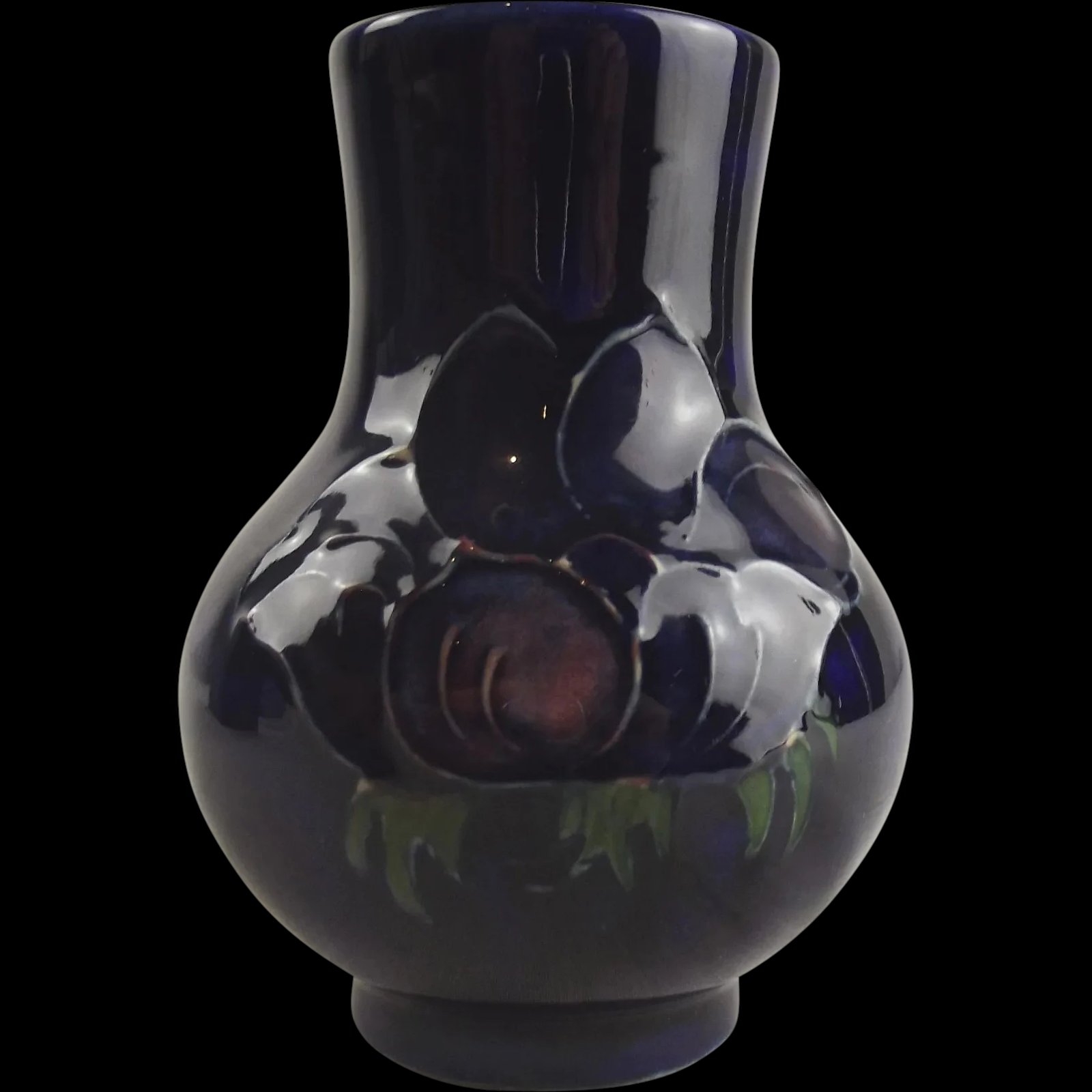 Small Anemone Pattern Moorcroft Pottery Vase Late 20th Century