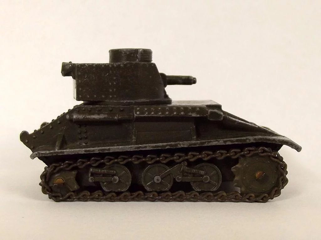 US Issue Dinky No152a Light Tanks With Chains, c1950-54 #2 - Image 2