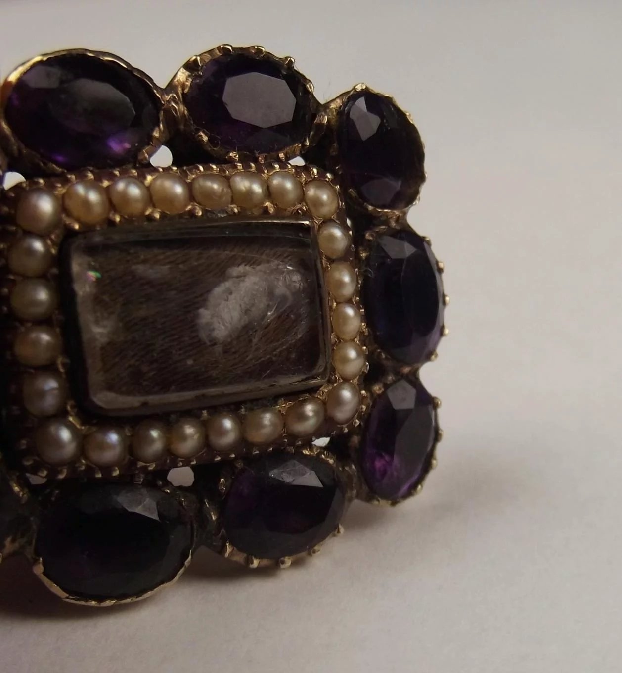 Victorian 9ct Yellow Gold Amethyst & Pearl Mourning Brooch - Image 8