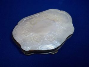 Victorian Engraved Mother of Pearl Small Purse