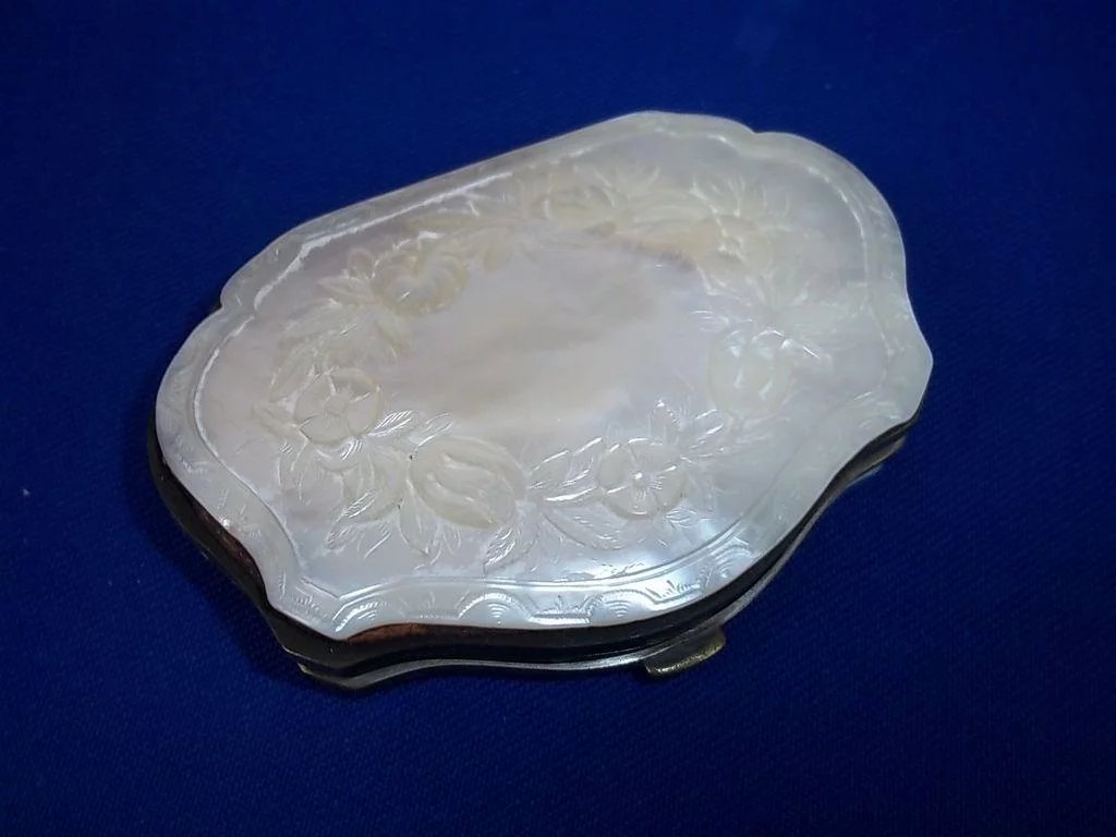 Victorian Engraved Mother of Pearl Small Purse