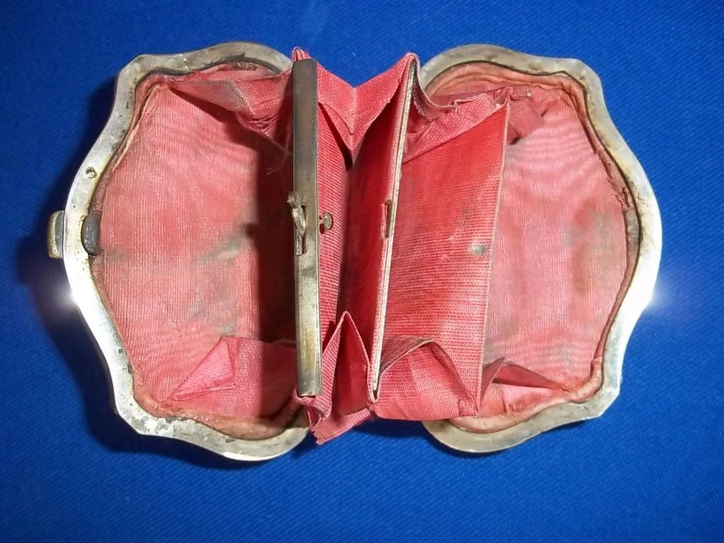 Victorian Engraved Mother of Pearl Small Purse - Image 4