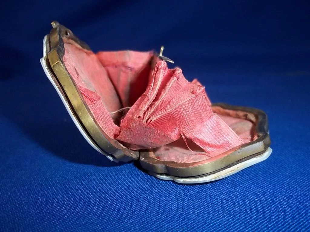 Victorian Engraved Mother of Pearl Small Purse - Image 5