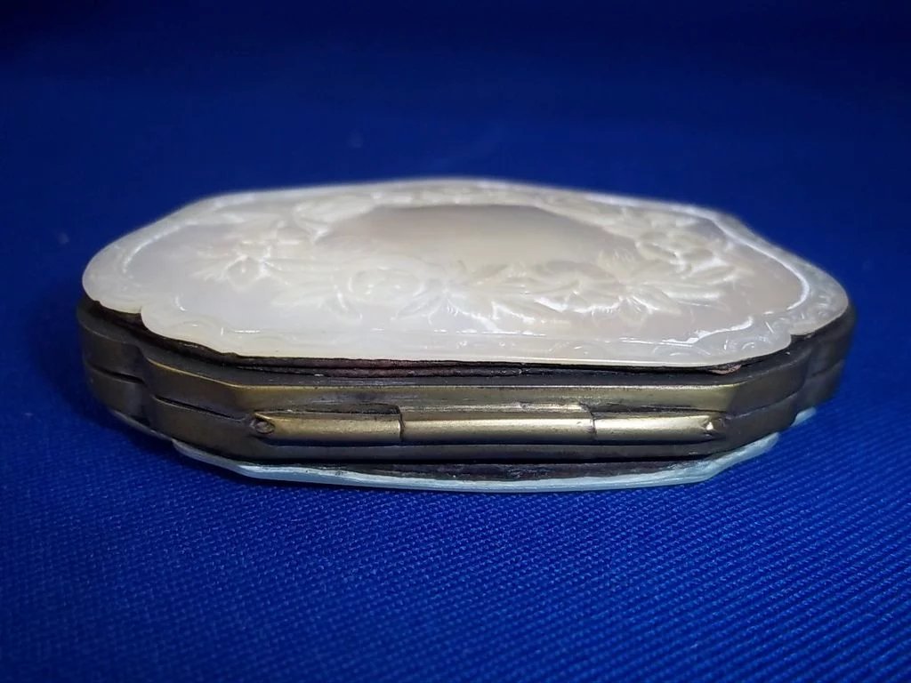 Victorian Engraved Mother of Pearl Small Purse - Image 6