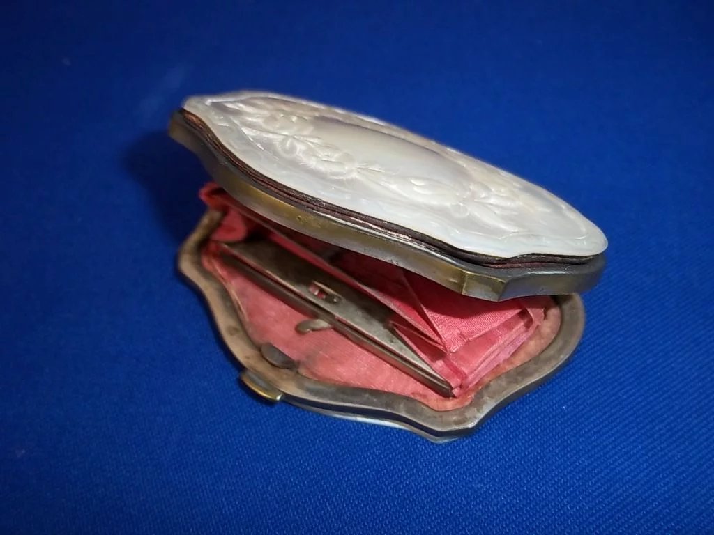 Victorian Engraved Mother of Pearl Small Purse - Image 7