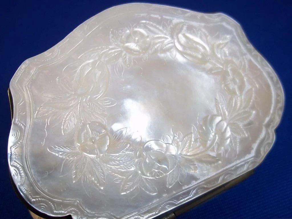 Victorian Engraved Mother of Pearl Small Purse - Image 8