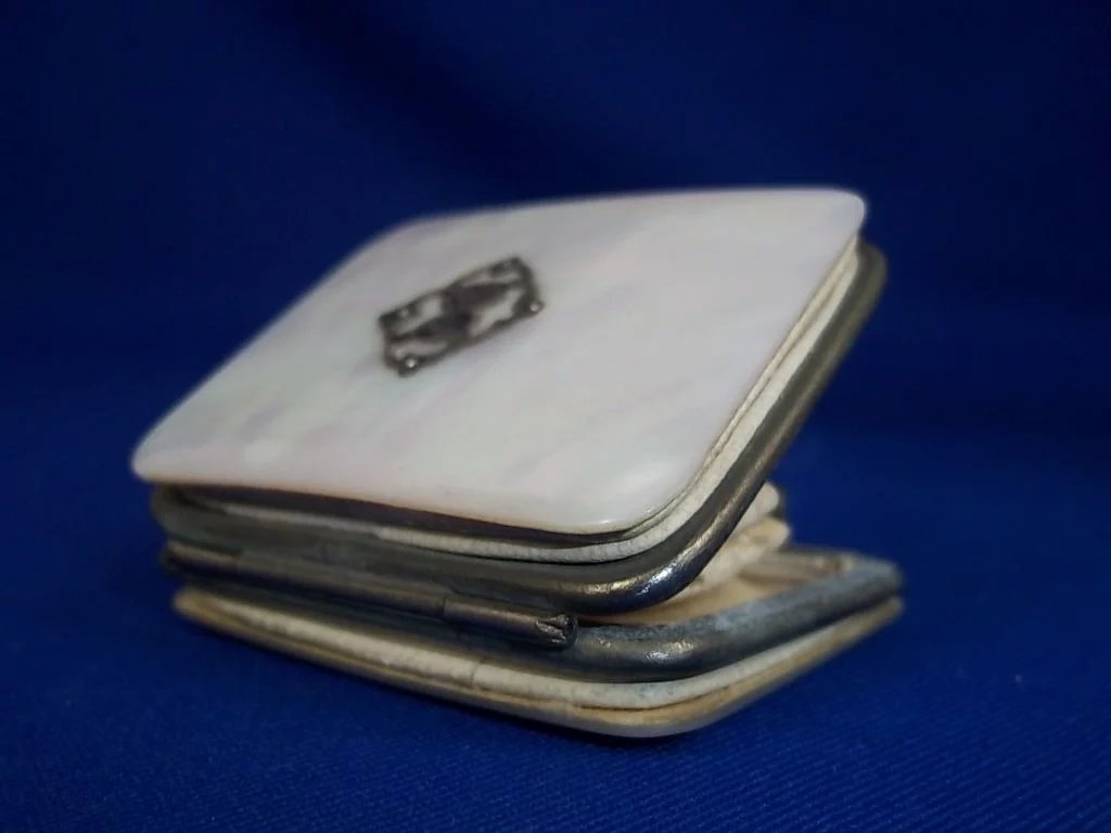 Victorian Mother of Pearl Mini Purse - Image 7