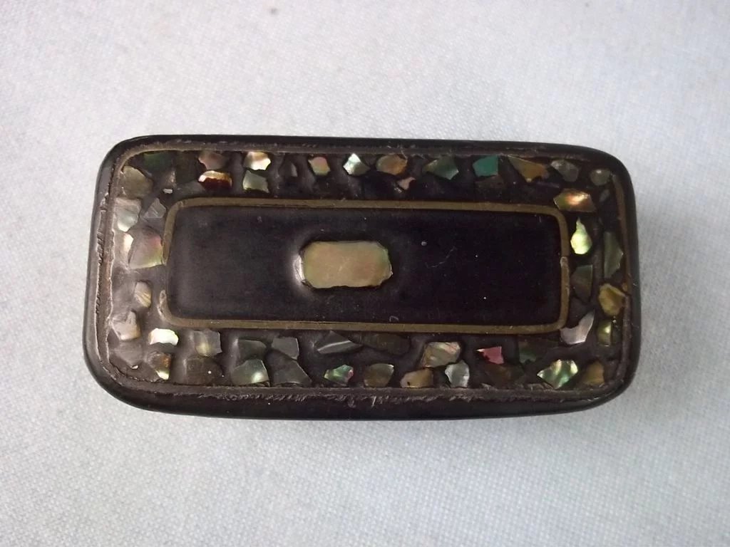 A Victorian Paper Mache And Mother Of Pearl Snuff Box - Image 2