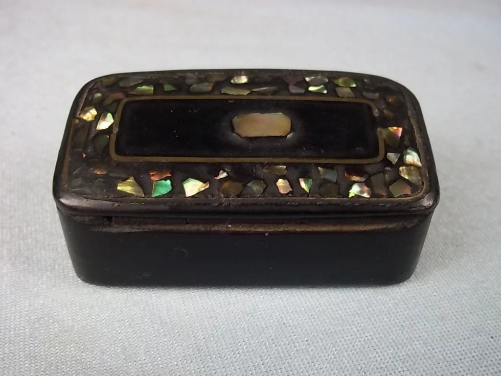 A Victorian Paper Mache And Mother Of Pearl Snuff Box - Image 3
