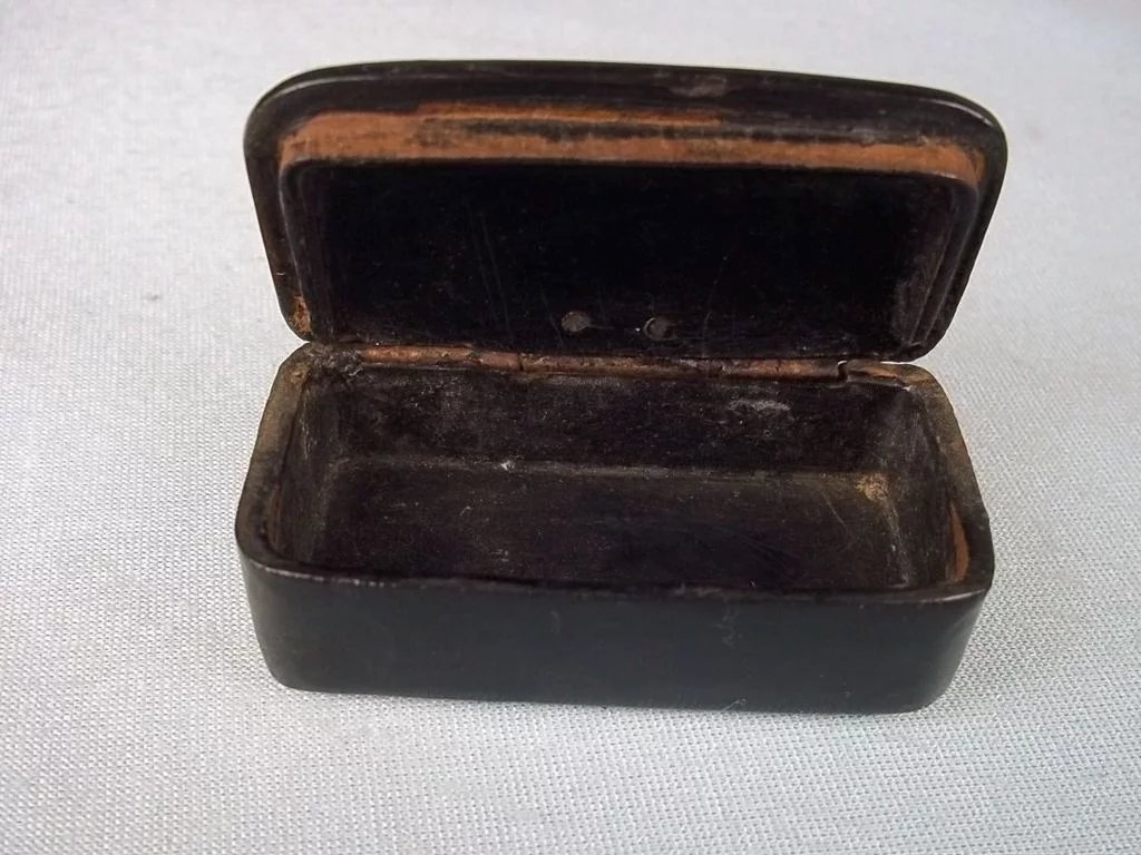A Victorian Paper Mache And Mother Of Pearl Snuff Box - Image 4