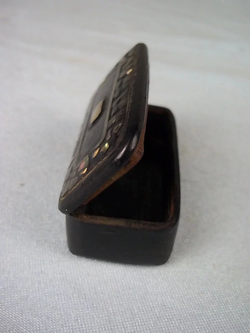 A Victorian Paper Mache And Mother Of Pearl Snuff Box - Image 6