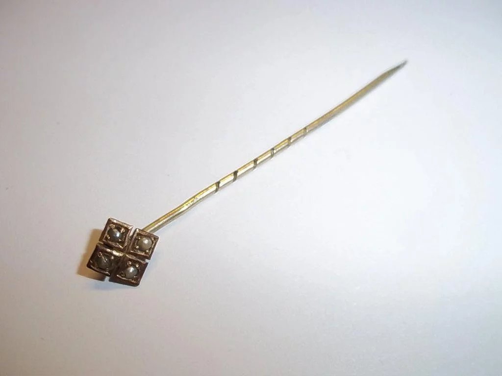 Vintage Diamond Shaped 9ct Gold & Pearl Pin - Image 2