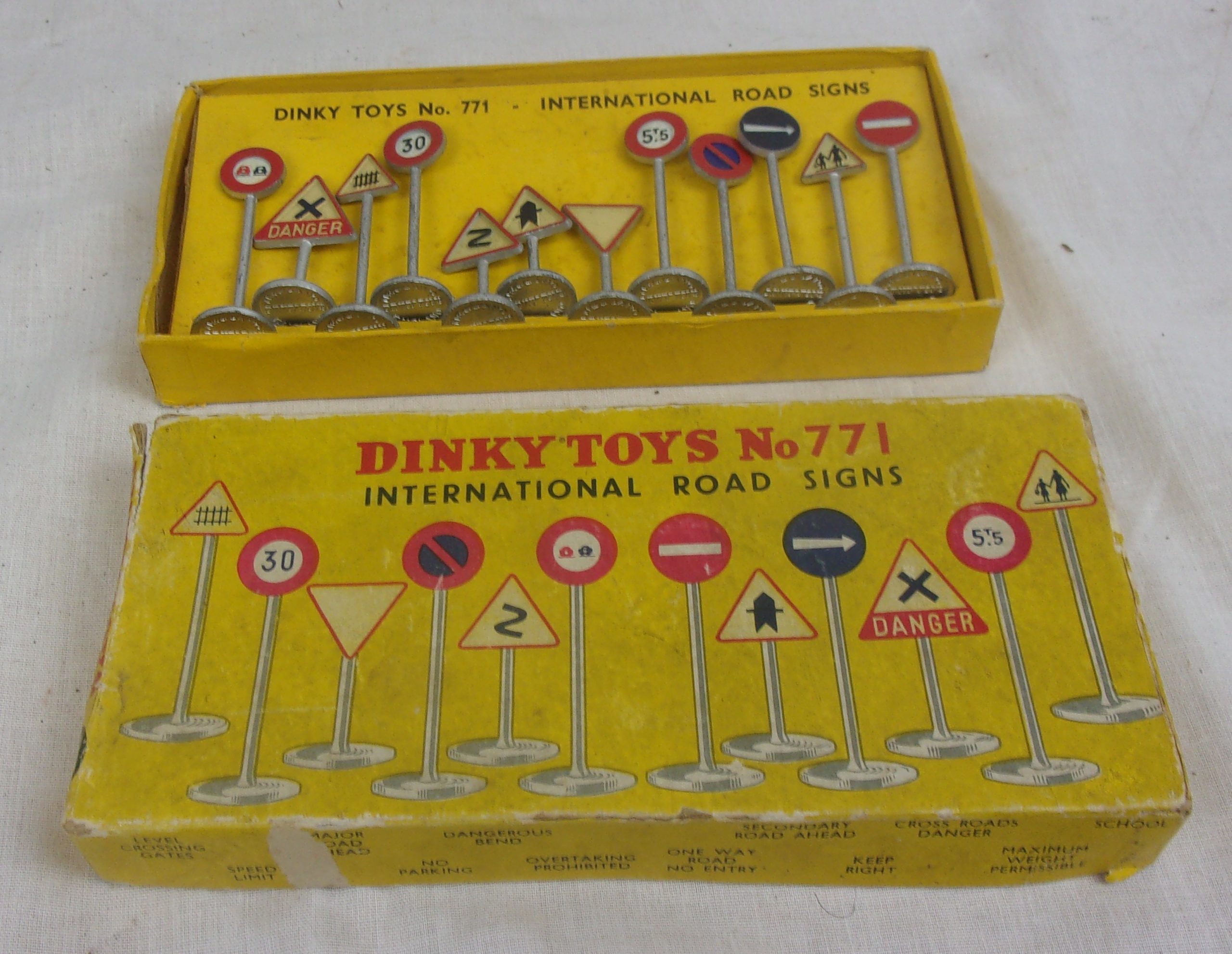 Dinky Toys No 771 International Road Signs