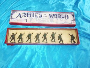 Britains Toy Soldiers Set 1624 US Infantry In Gas Masks Throwing Grenades