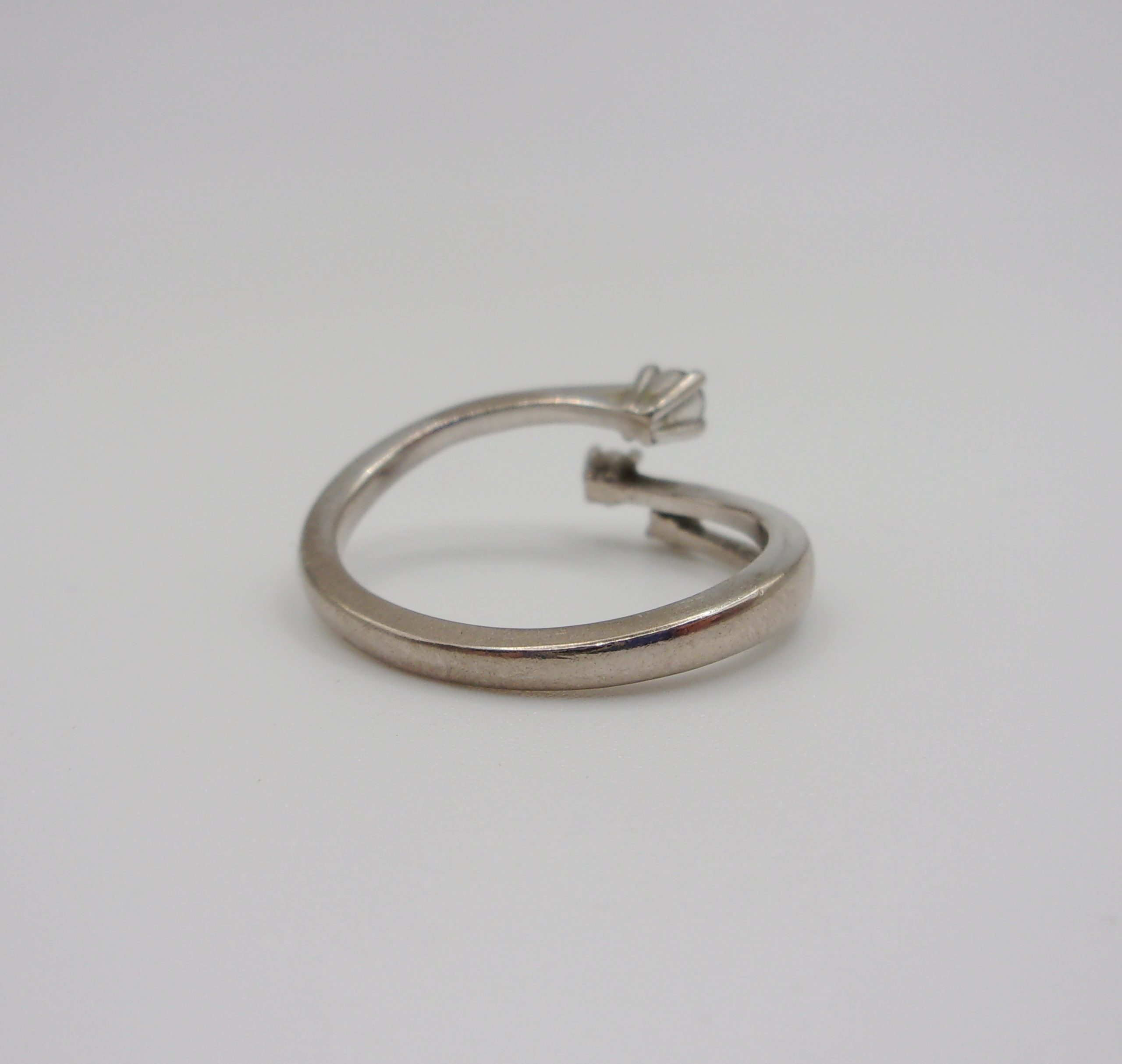 18ct White Gold Diamond Trilogy Ring UK Size M US 6 - Image 3