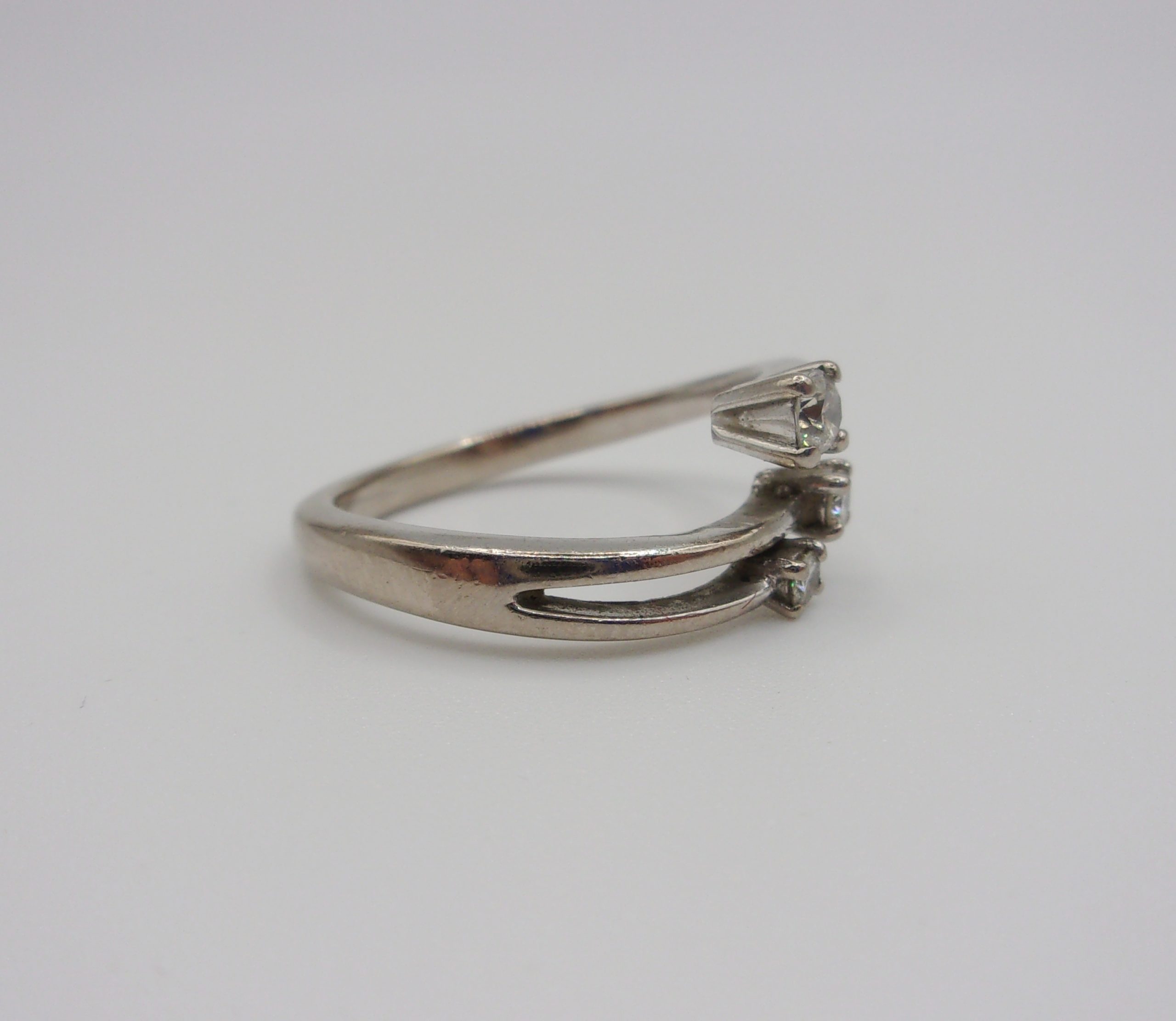 18ct White Gold Diamond Trilogy Ring UK Size M US 6 - Image 4