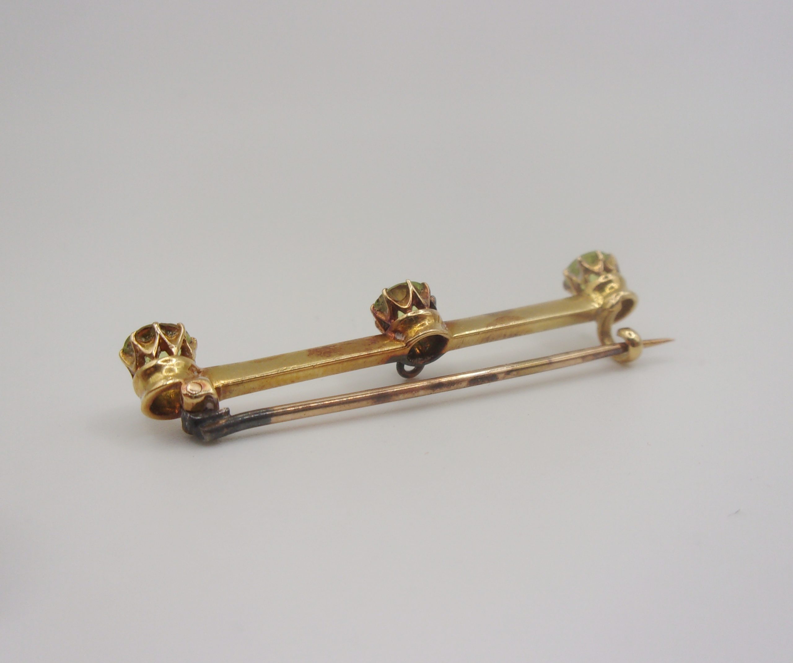 9ct Yellow Gold Green Glass Bar Brooch - Image 5