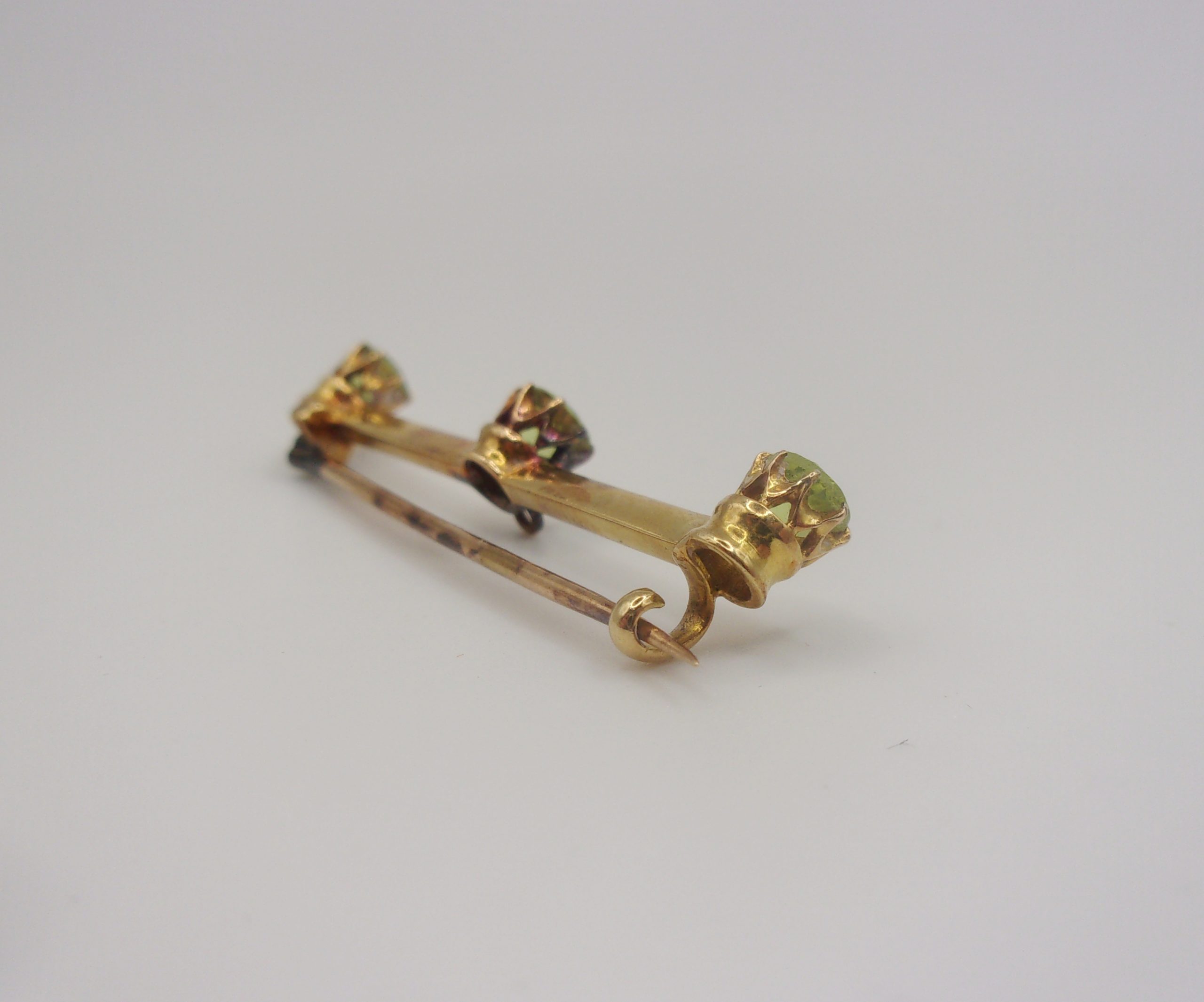 9ct Yellow Gold Green Glass Bar Brooch - Image 6
