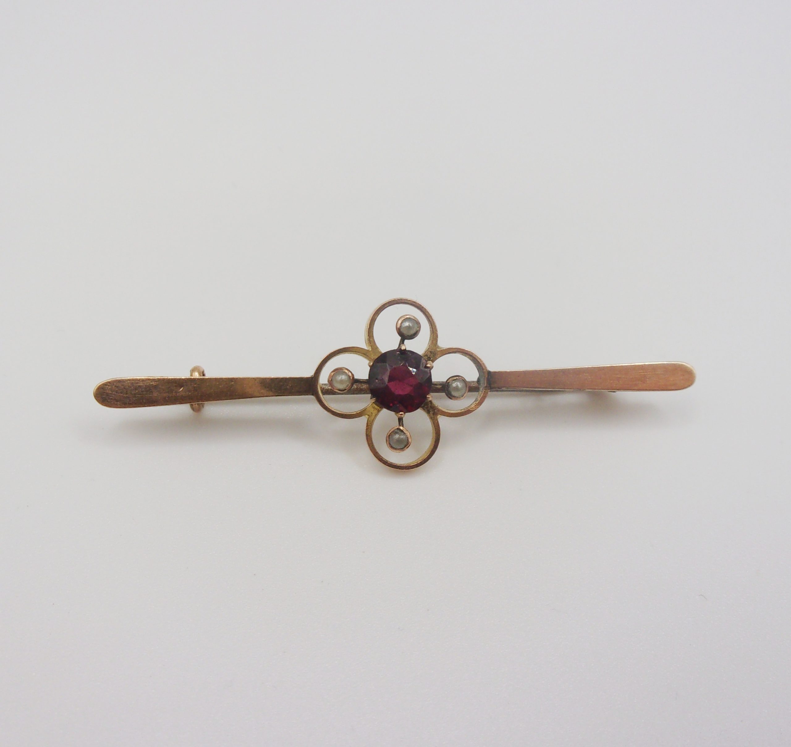 9ct Rose Gold Garnet & Pearl Bar Brooch - Image 3