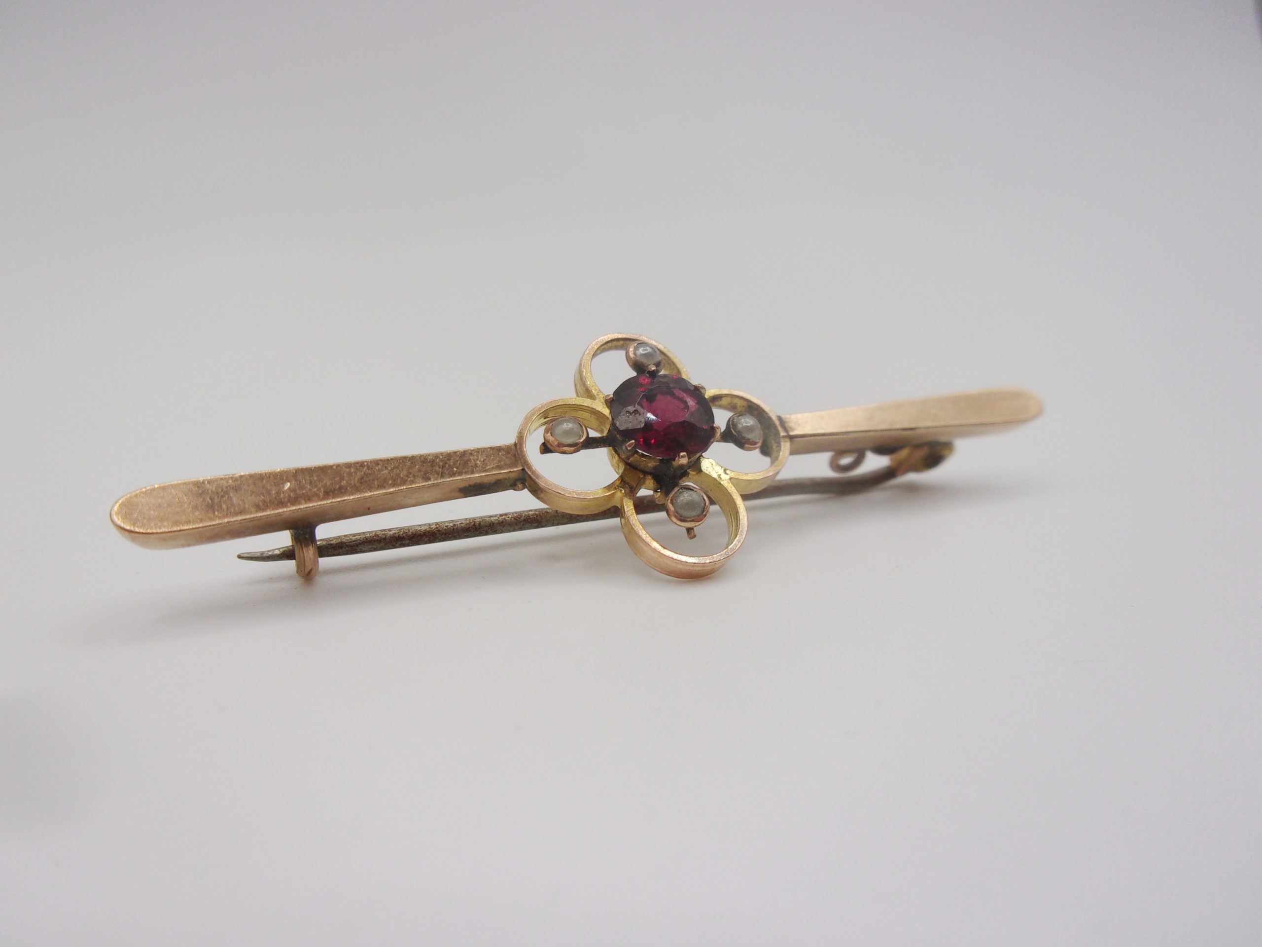 9ct Rose Gold Garnet & Pearl Bar Brooch - Image 4