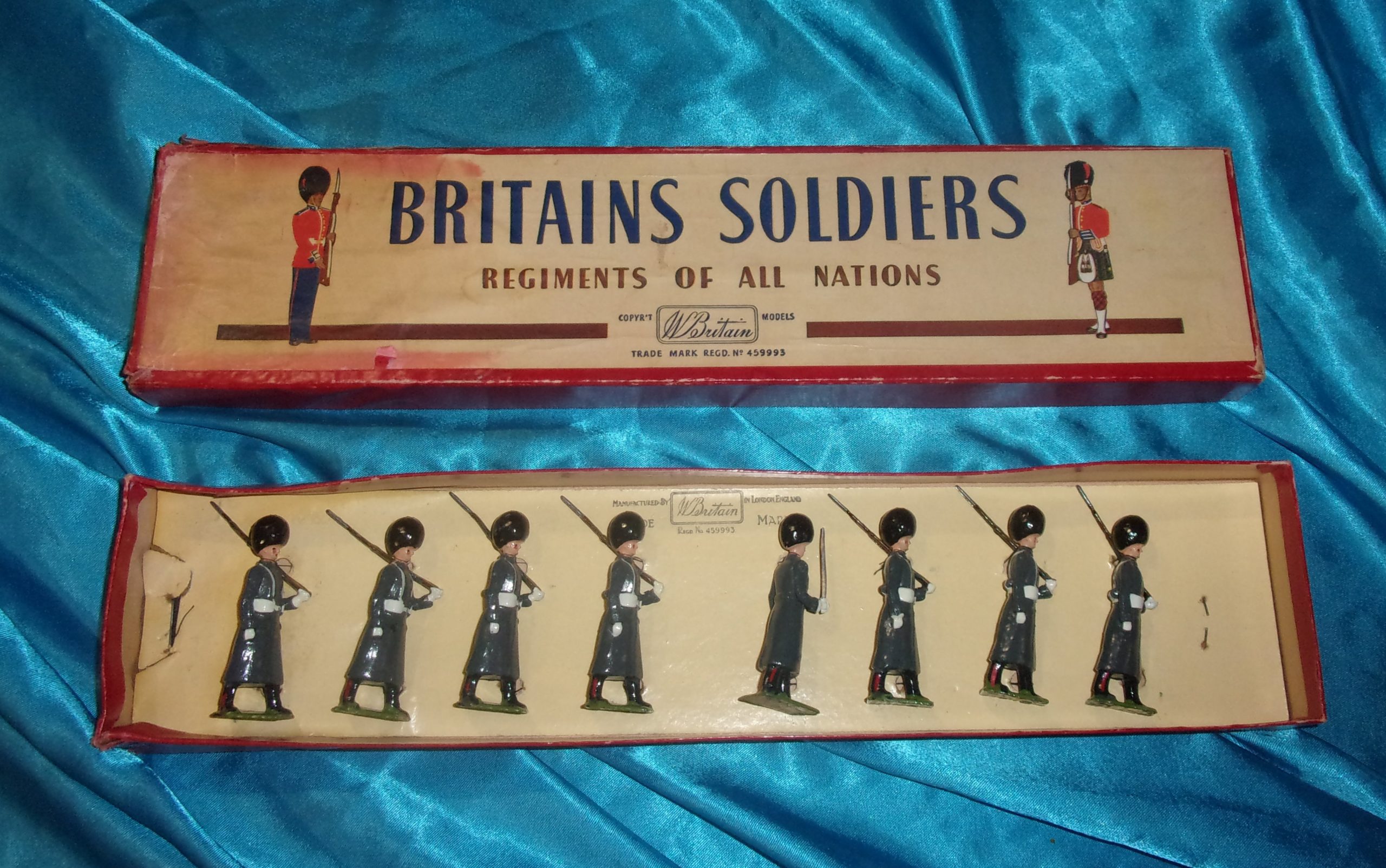 Britains Toy Soldiers Set 312 Grenadier Guards In Winter Overcoats