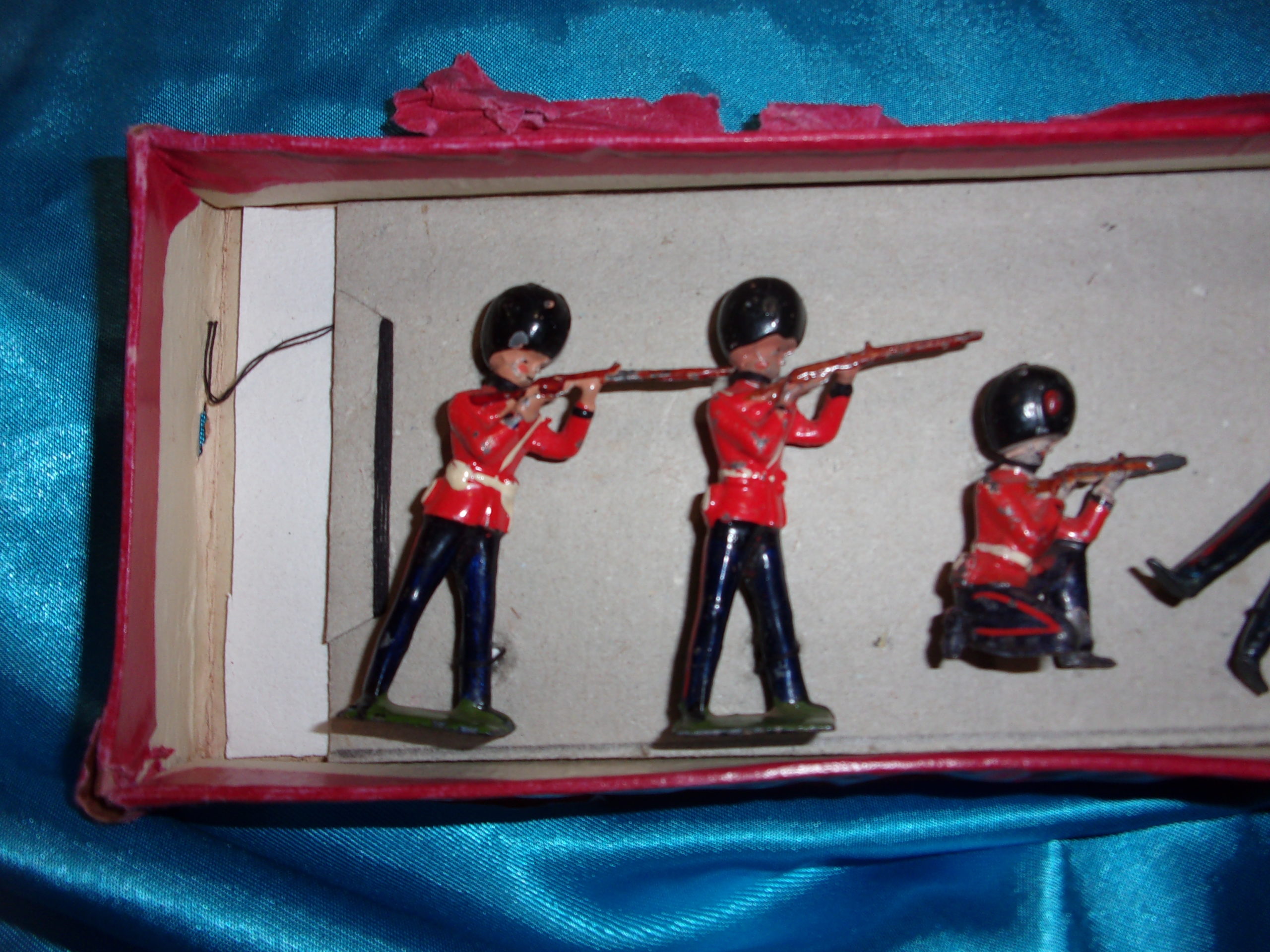 Britains Toy Soldiers Set 120 Coldstream Guards Kneeling Original Whisstock Box - Image 4