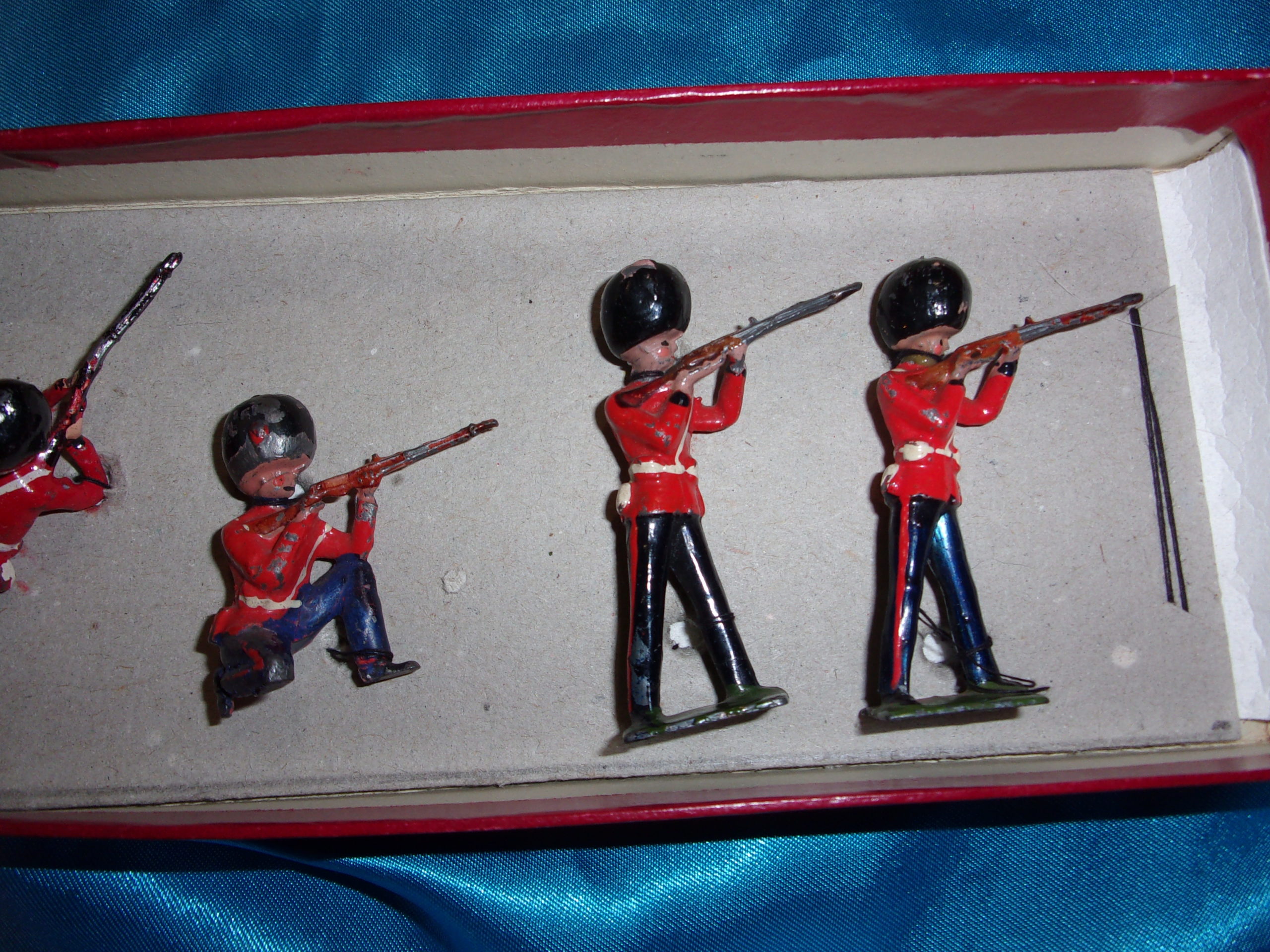 Britains Toy Soldiers Set 120 Coldstream Guards Kneeling Original Whisstock Box - Image 3