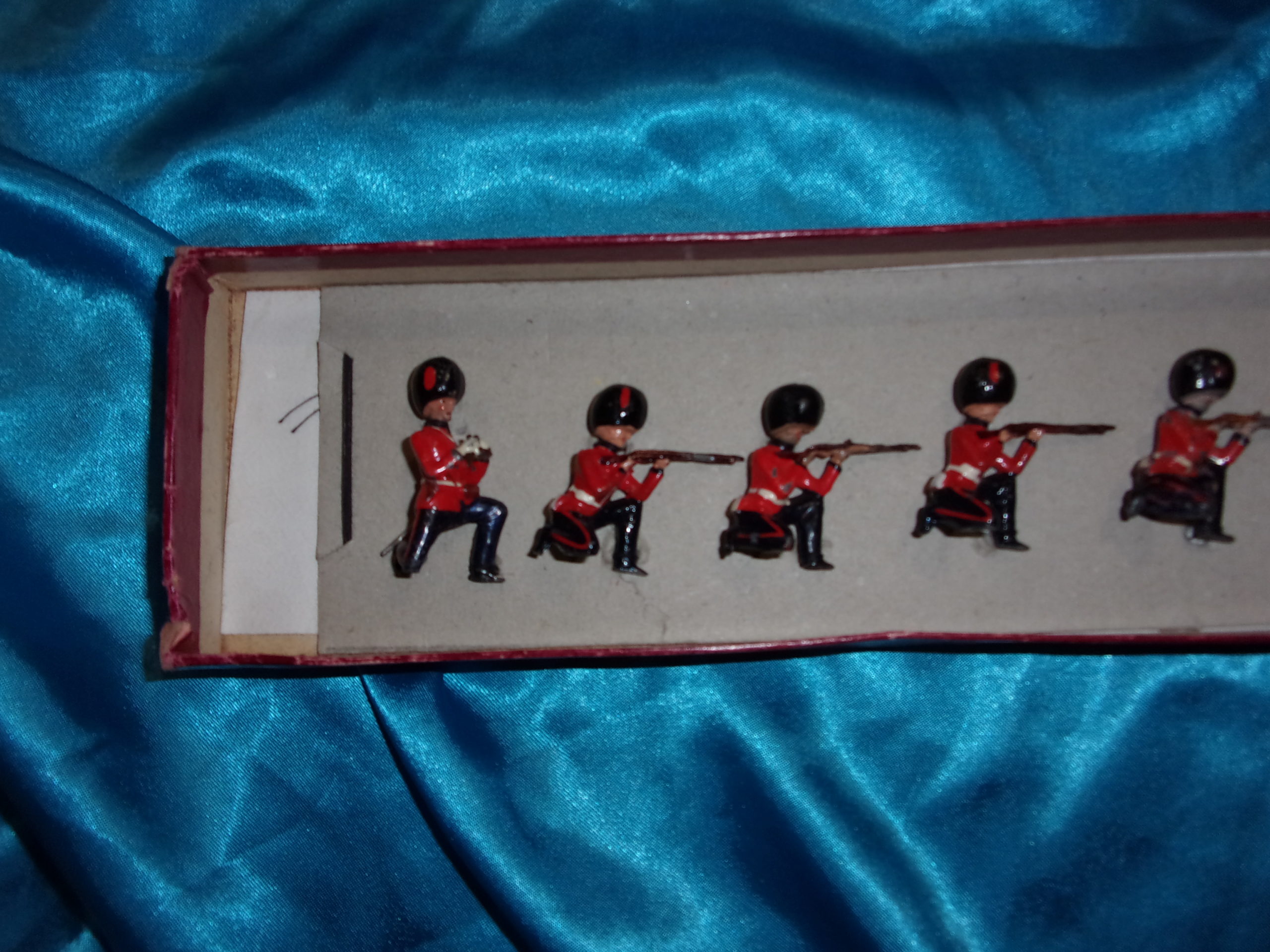 Britains Toy Soldiers Set 1283 Grenadier Guards Firing Armies Of The World Box - Image 4