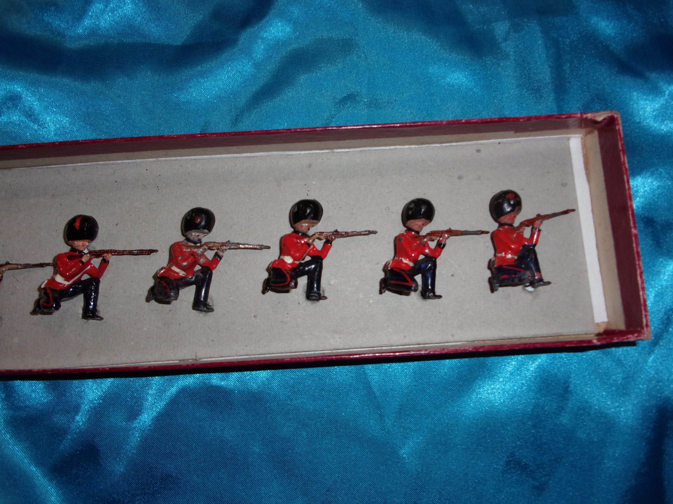Britains Toy Soldiers Set 1283 Grenadier Guards Firing Armies Of The World Box - Image 3