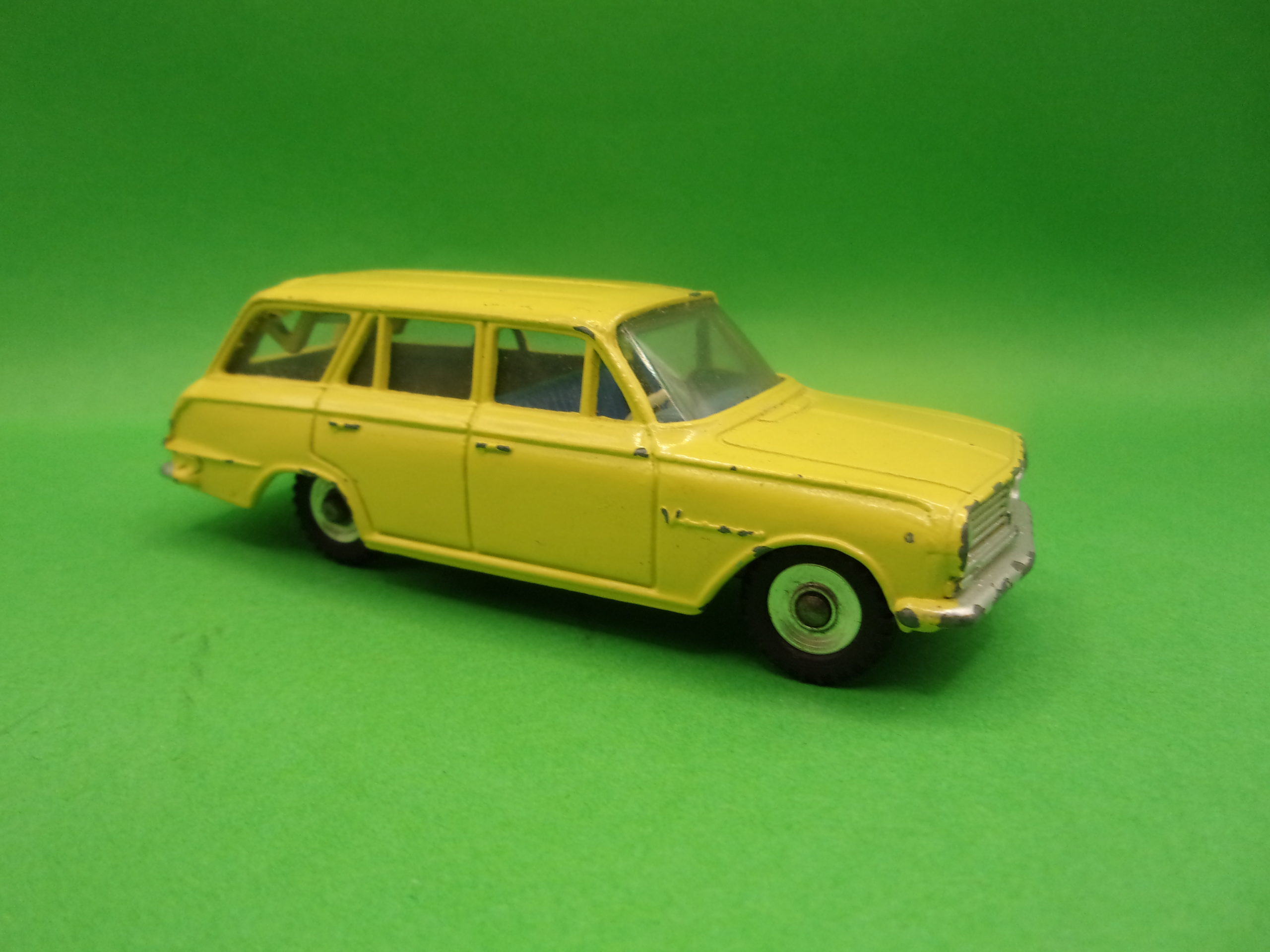 Dinky Toys 141 Vauxhaul Victor 141 Estate Car - Image 8