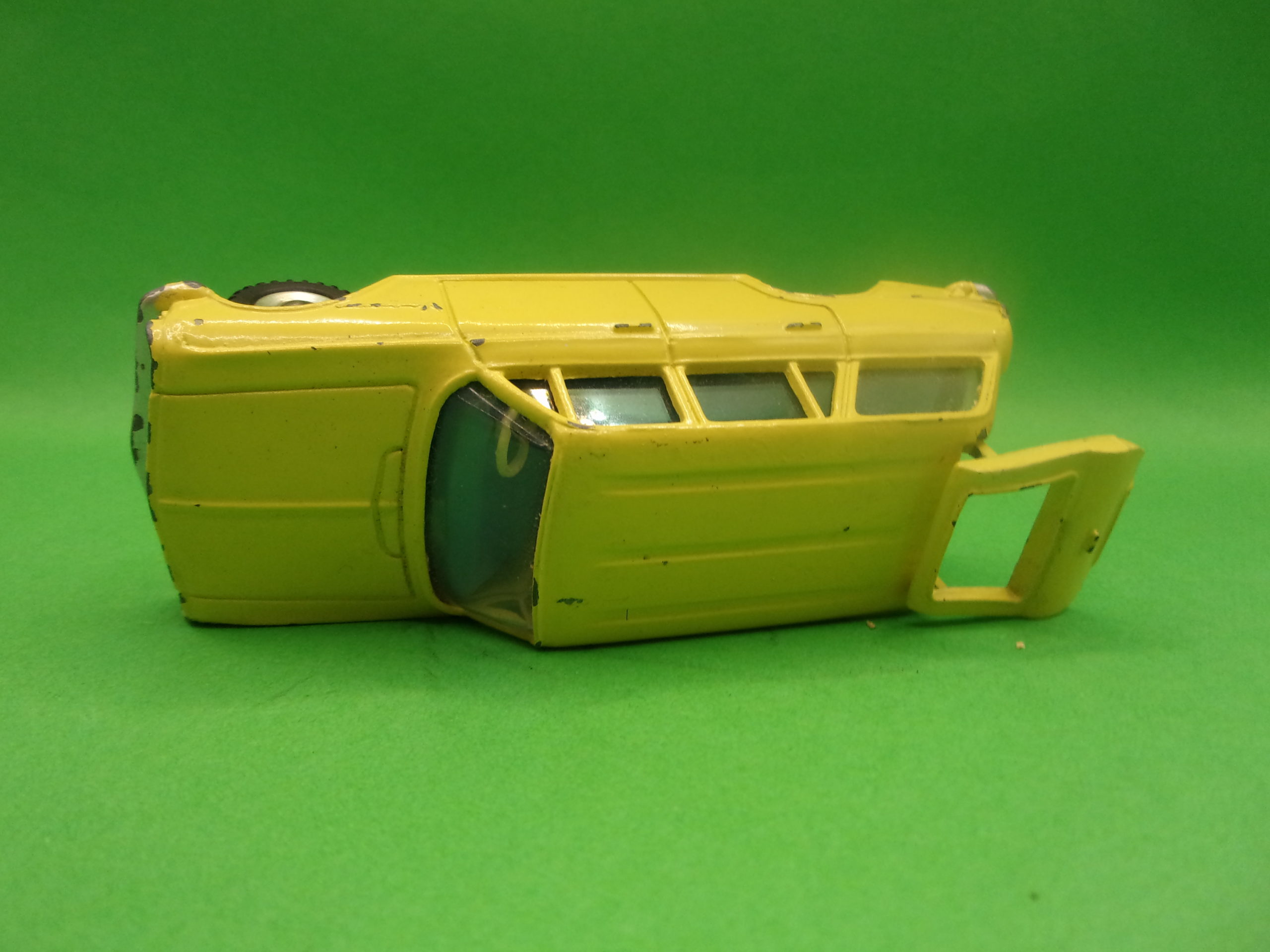 Dinky Toys 141 Vauxhaul Victor 141 Estate Car - Image 12