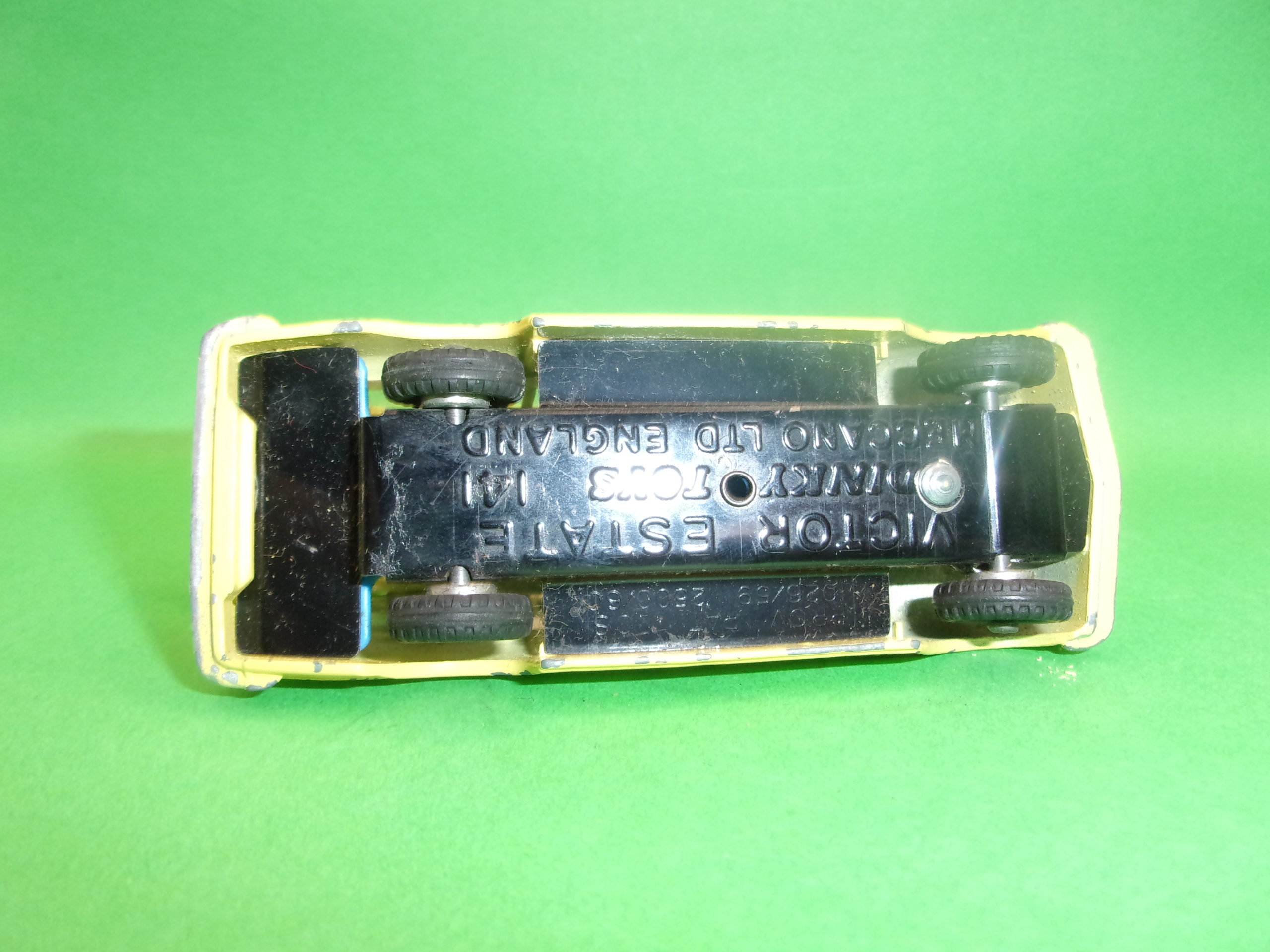 Dinky Toys 141 Vauxhaul Victor 141 Estate Car - Image 13