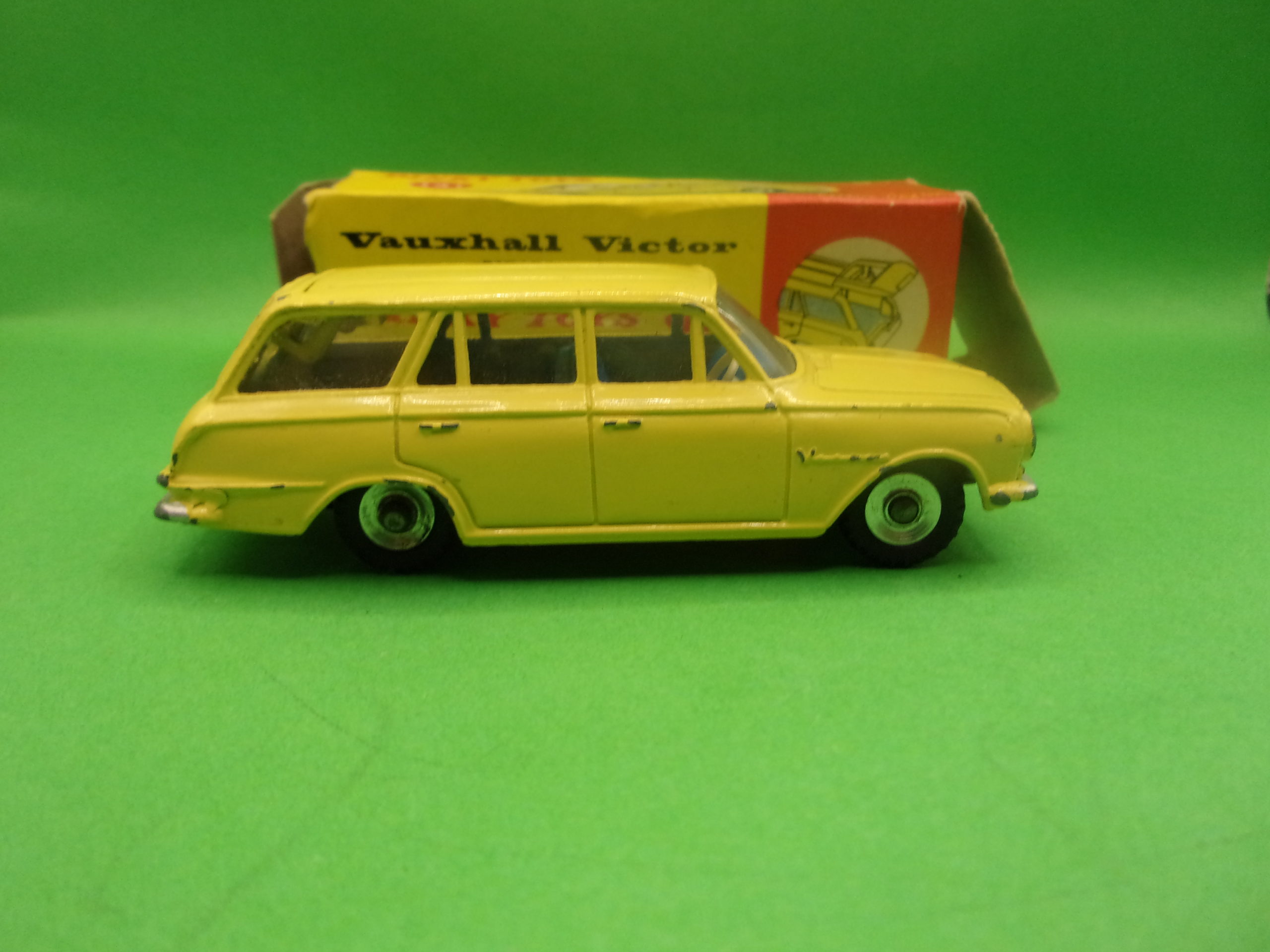 Dinky Toys 141 Vauxhaul Victor 141 Estate Car