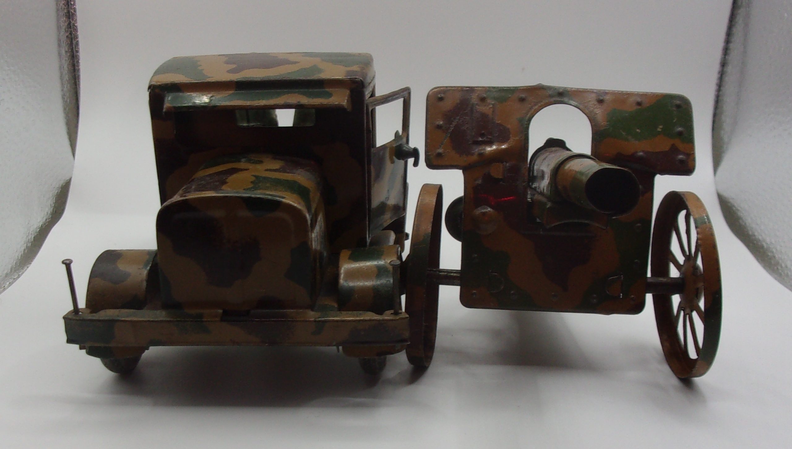 Pre-War Tippco German Tinplate Clockwork Artillery Towing Truck And Field Cannon With Two Crew - Image 9